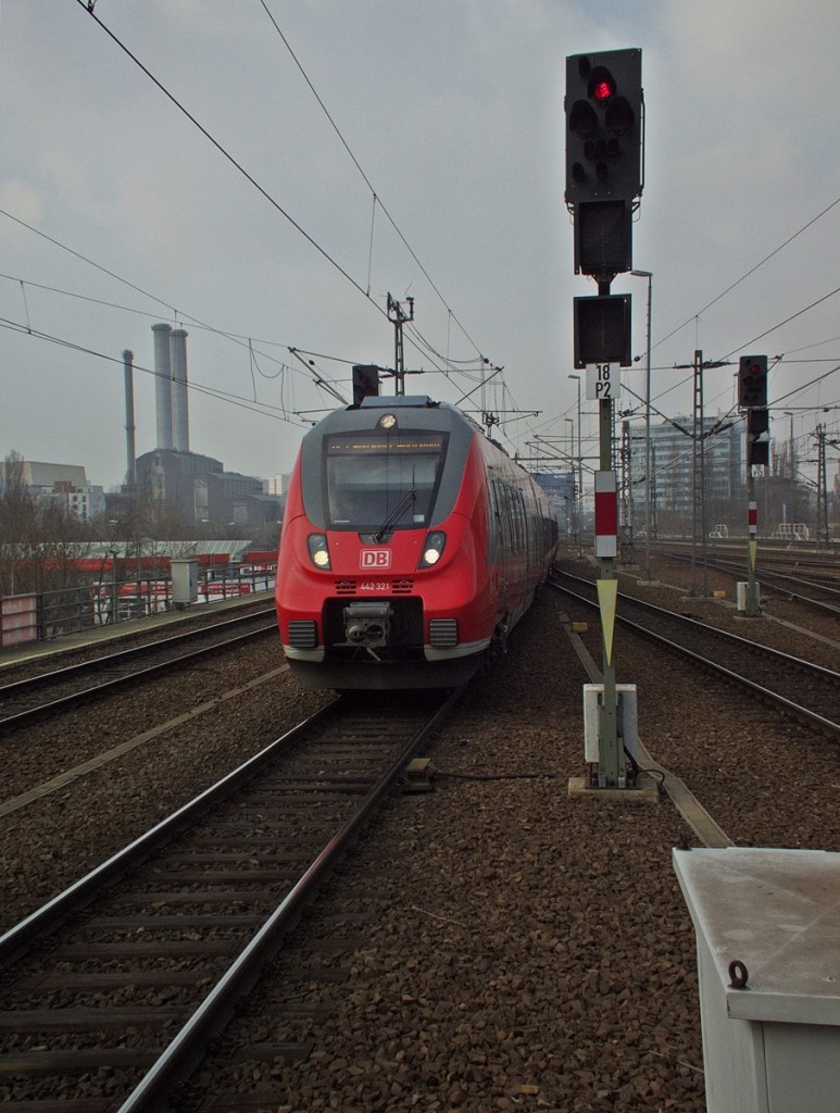 Unterwegs in Richtung Wünsdorf-Waldstadt war am 6.3.14 442 321. Hier erreicht er Belrin Ostbahnhof.