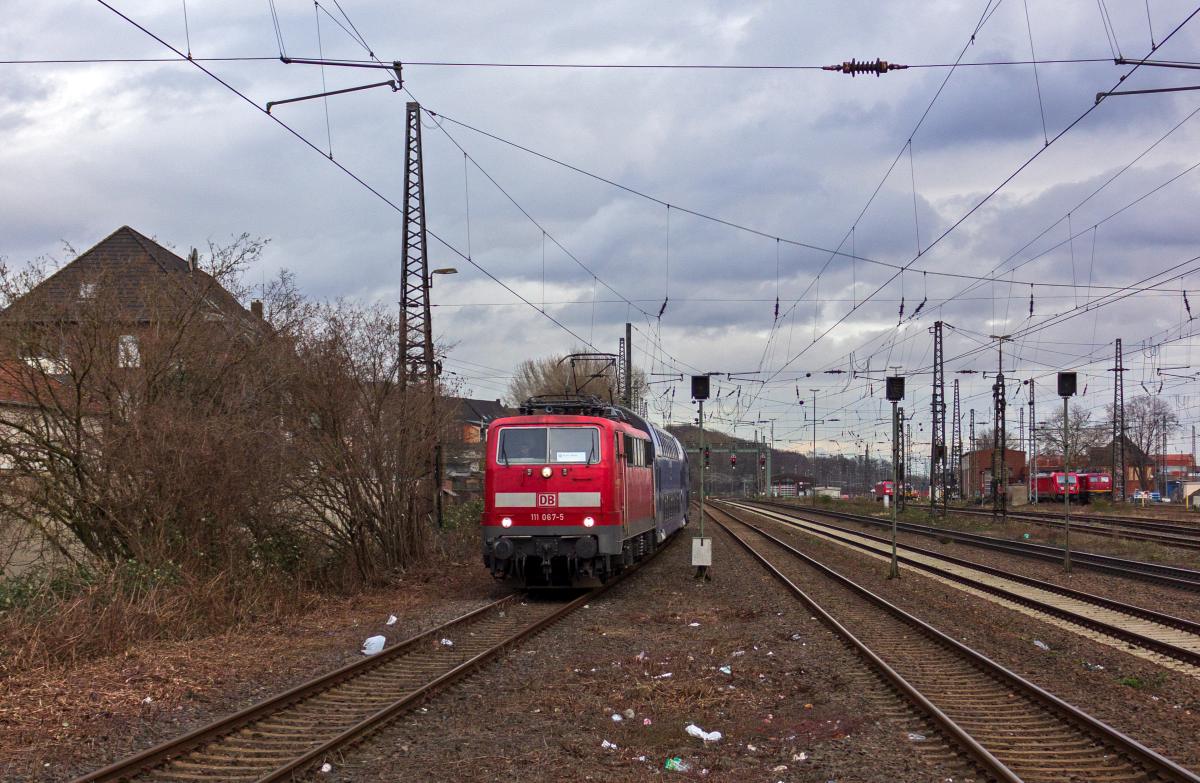 Viele Jahre lang gehrte die Baureihe 111 fest zum Ruhrgebiet; zuerst als S-Bahn-Lok, spter im Regionalverkehr. Whrend nach Ausschreibungen die DB-eigenen Loks bald auch ihre letzten Einsatzgebiete verlieren werden, knnen seit einiger Zeit private Unternehmen nicht mehr bentigte Loks dieser Baureihe kaufen oder mieten. 111 067 gehrt zum Mietpool der DB und wurde gemeinsam mit einer kurzen Doppelstockgarnitur von der Nord-West-Bahn zwischen Bottrop und Moers eingesetzt, hier am 18.02.2020 in Oberhausen-Osterfeld Sd. Rechts im Hintergrund ist ein weiterer Bundesbahn-Klassiker zu sehen: Neben der Ablsung in Form einer 187 steht 140 070, die heute der Firma Rail cargo Carrier, einer Tochter der BB, gehrt.