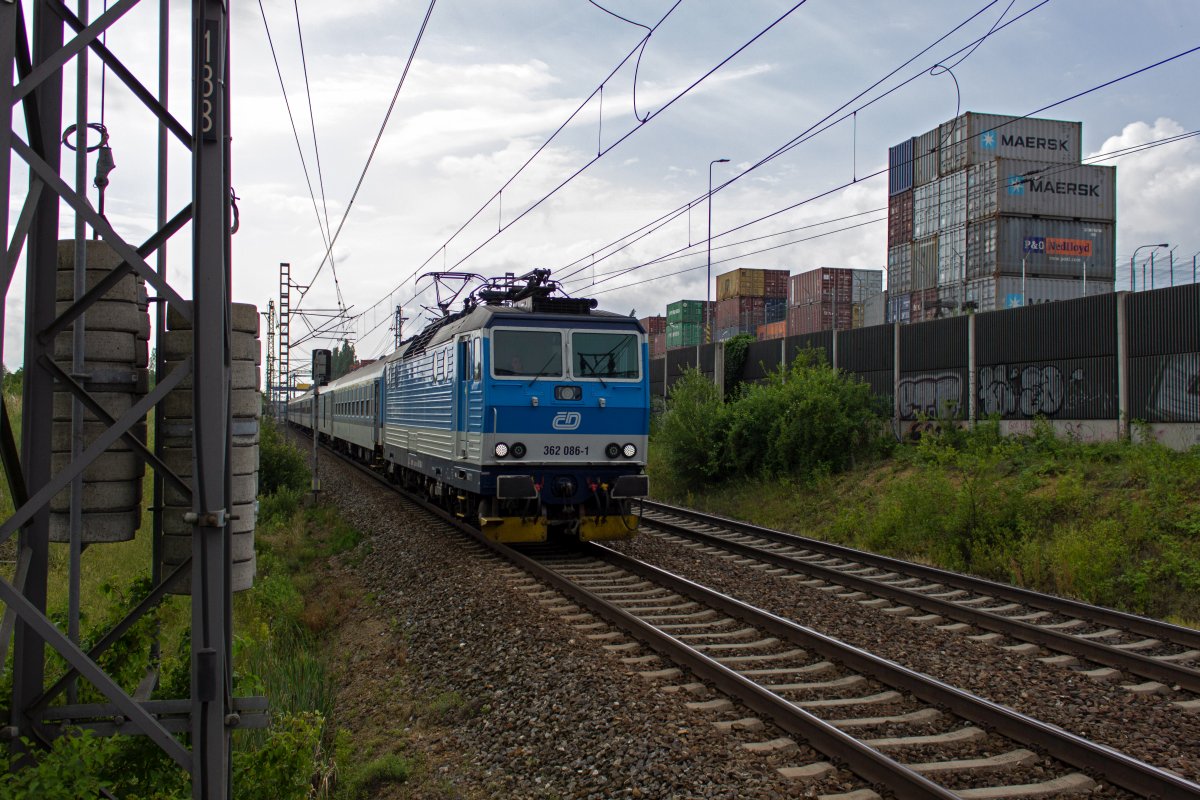 Von Česk Budějovice kommend durchfhrt 362 086 Praha-Horn Měcholupy und rollt damit dem Ziel des Zuges entgegen. Hinter der Lrmschutzwand verbergen sich die Auslufer des Container-Terminals Uhřněves.