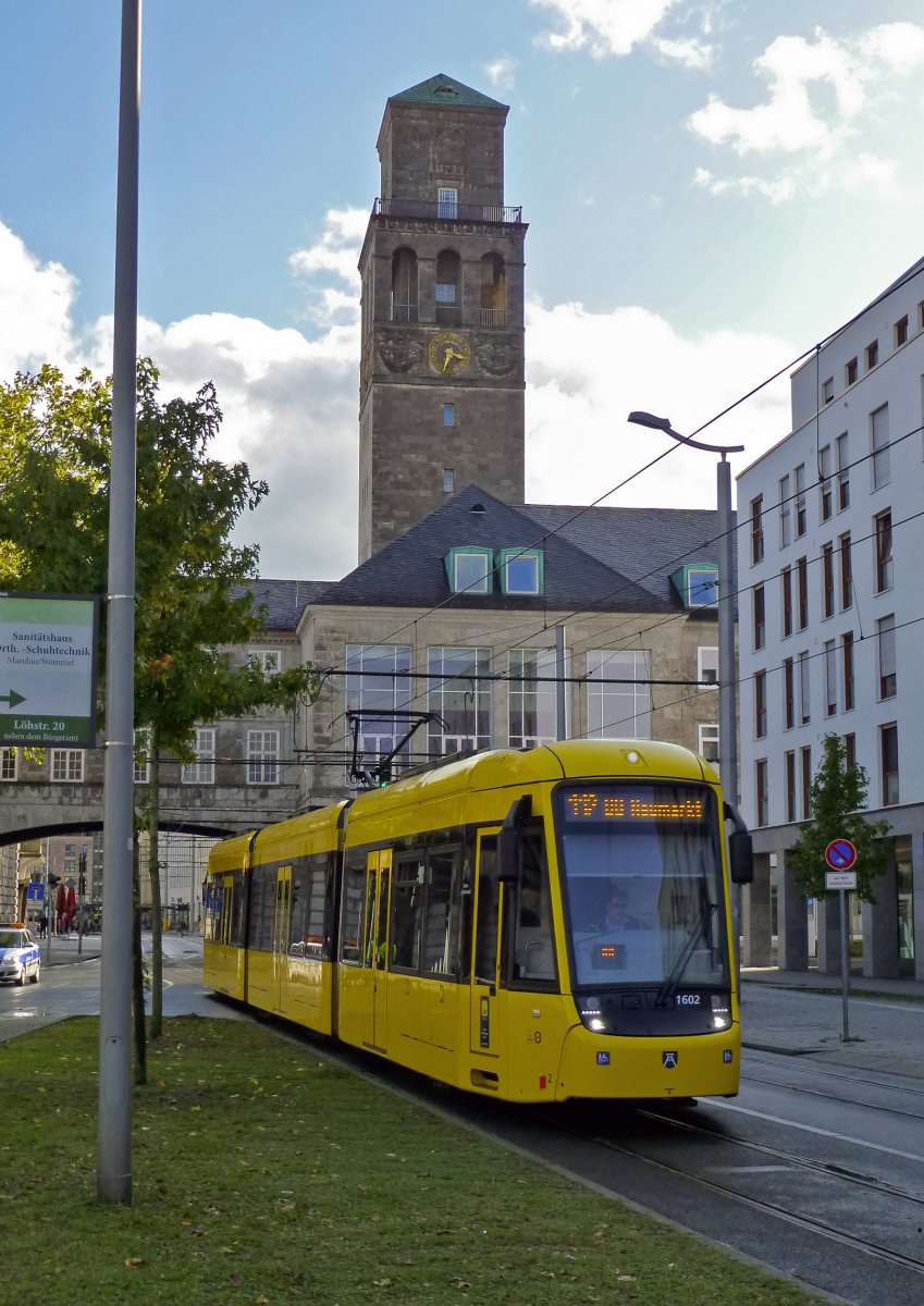 Vor der Kulisse des Rathausturms in der Mlheimer Innenstadt ist Wagen 1602 am 02.10.19 auf dem Weg in Richtung Oberhausen.