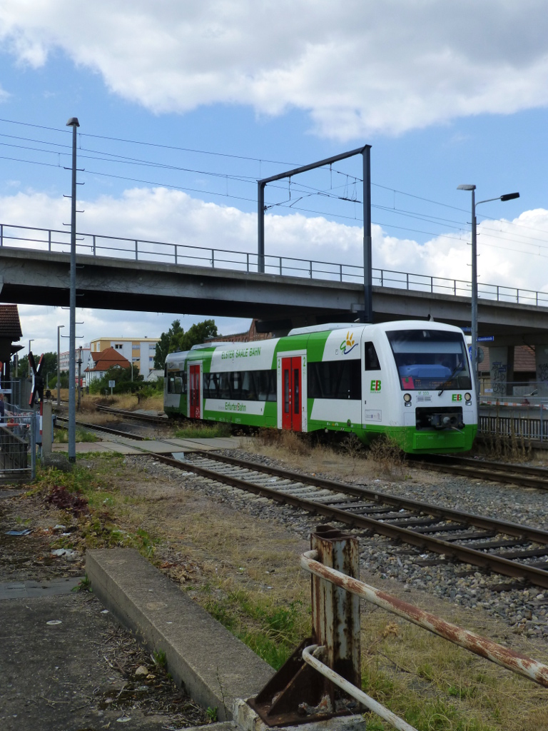 VT 333 der Erfurter Bahn unterquert am 20.8.2013 die Straenbahn am Erfurter Nordbahnhof.