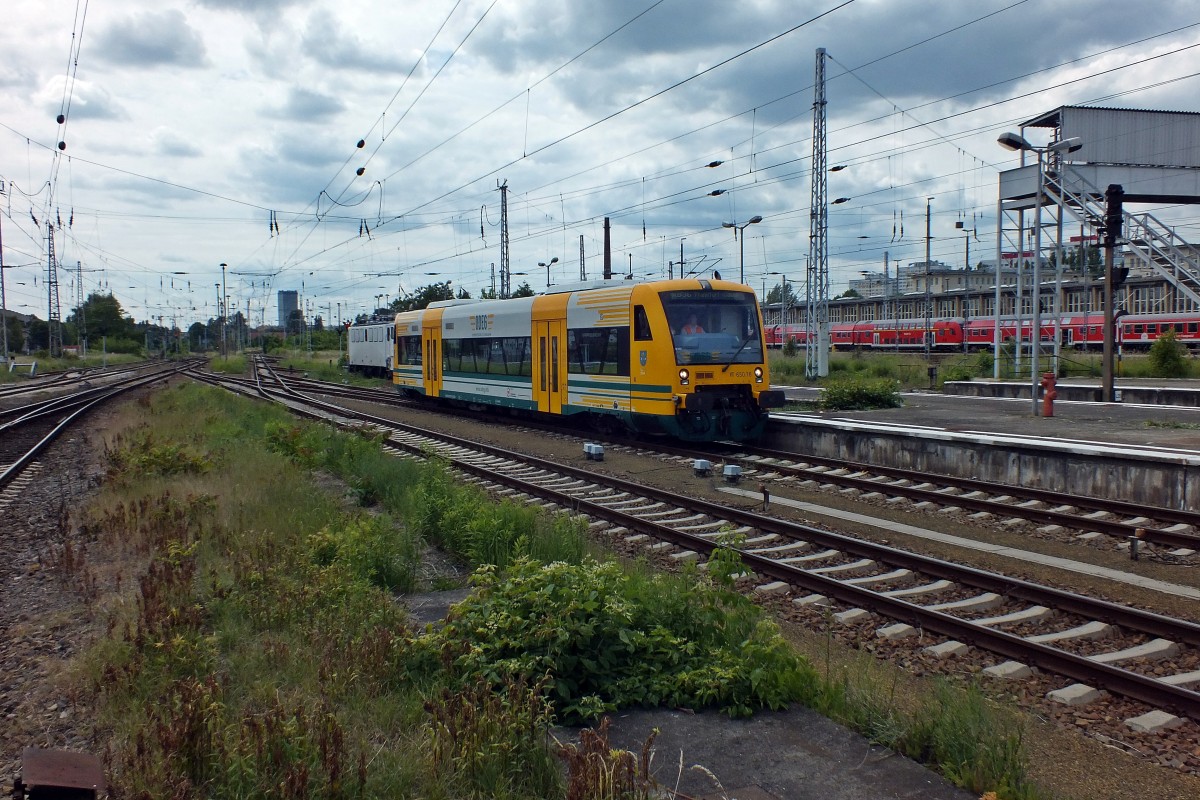 VT650.078 der ODEG wird am Bahnsteig bereitgestellt um den im Rcken des Fotografen wartenden VT650.072 auf der Fahrt nach Frankfurt(Oder) zu verstrken.