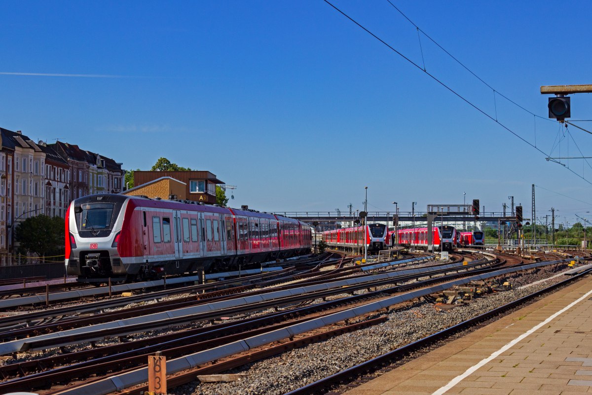 Whrend 490 100 den Bahnhof Hamburg-Altona verlsst und als S31 in Richtung Harburg aufbricht, stehen in der Aufstellanlage zahlreiche weitere Zge der neuen Baureihe 490 und warten auf Aufgaben im abendlichen Berufsverkehr.