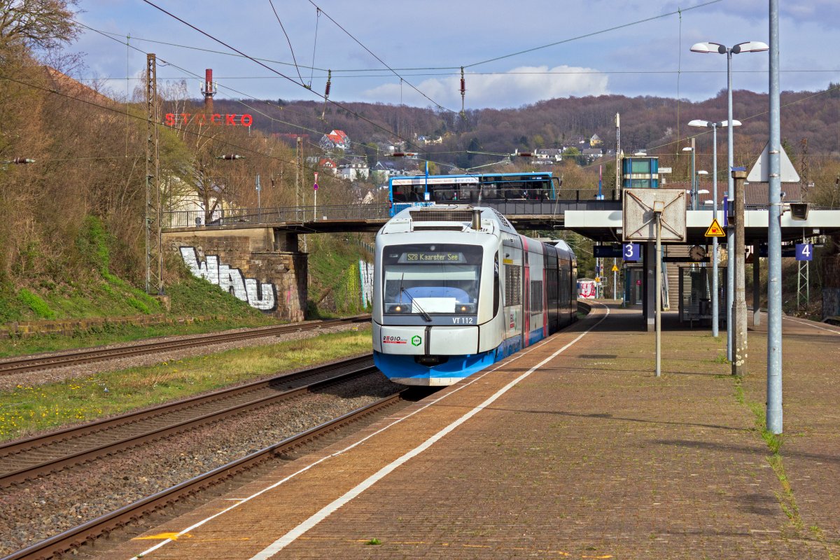 Whrend 609 112 durch Wuppertal-Sonnborn rollt, stellt oben auf der Brcke ein Citaro K der WSW die einzige PNV-Anbindung der Station abseits der Schiene her. Die Quartierbuslinie 629 soll nach dem Willen der WSW allerdings auf Taxibus-Bertrieb umgestellt werden.