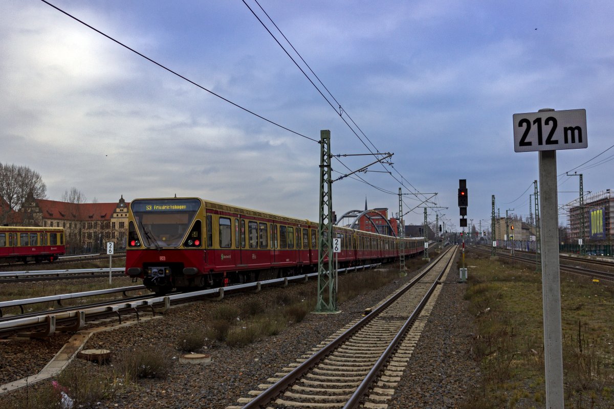 Whrend auf der Berliner Ringbahn zunehmend Neubautriebwagen der Baureihen 483 und 484 zum Einsatz kommen, sind die Triebwagen der Baureihe 480 auf die Linie S3 abgewandert. Zum ersten mal seit vielen Jahren kommen diese Zge somit wieder auf der Stadtbahn zum Einsatz. Ein Vollzug fhrt hier in Richtung Friedrichshagen aus dem Bahnhof Ostkreuz aus.