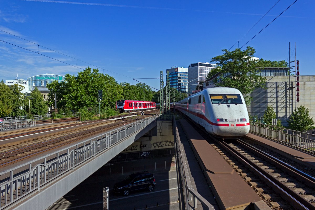 Whrend im Fernverkehr ein rund 30 Jahre altes Fahrzeug unterwegs ist, rollt die Hamburger S-Bahn mit einem brandneuen Triebwagen vorbei. Trotz des Altersunterschieds legt der 401 deutlich lngere Strecken mit Leichtigkeit zurck.