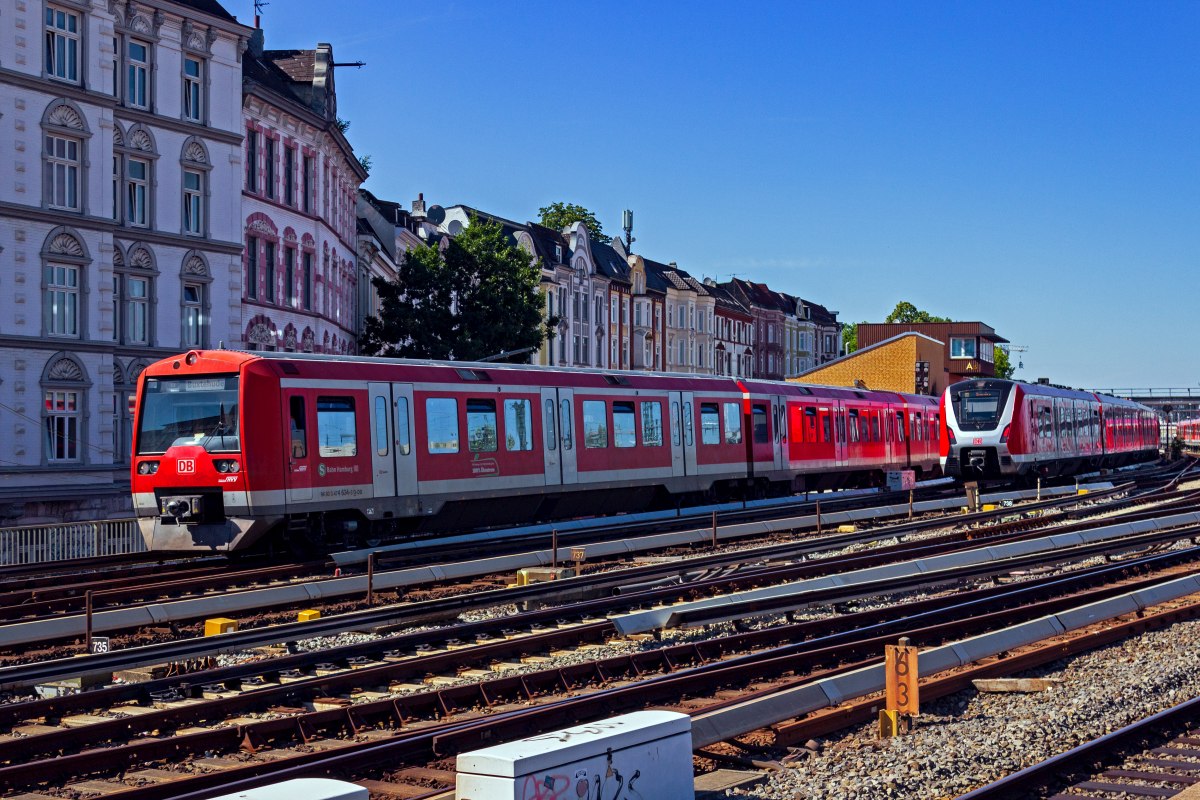 Whrend in der Gegenrichtung ein 490 ausfhrt, erreicht eine S3 nach Buxtehude, gebildet aus 474 134, 474 139 und 474 057 in Krze Hamburg-Altona. Der dritte Zug verfgt nicht ber einen Stromabnehmer und verkehrt nur bis Harburg oder Neugraben.