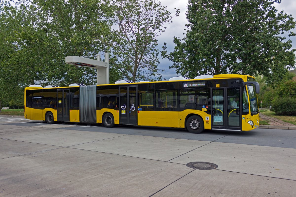 Whrend der Inbetriebnahme der neuen Elektrobusse kommen auf der Linie 200 auch nach wie vor Dieselbusse zum Einsatz. Wagen 4969 stammt aus der jngsten Generation Des Herstellers Mercedes-Benz, der derzeit Gelenk- wie Solobusse in Groserien nach Berlin liefert.