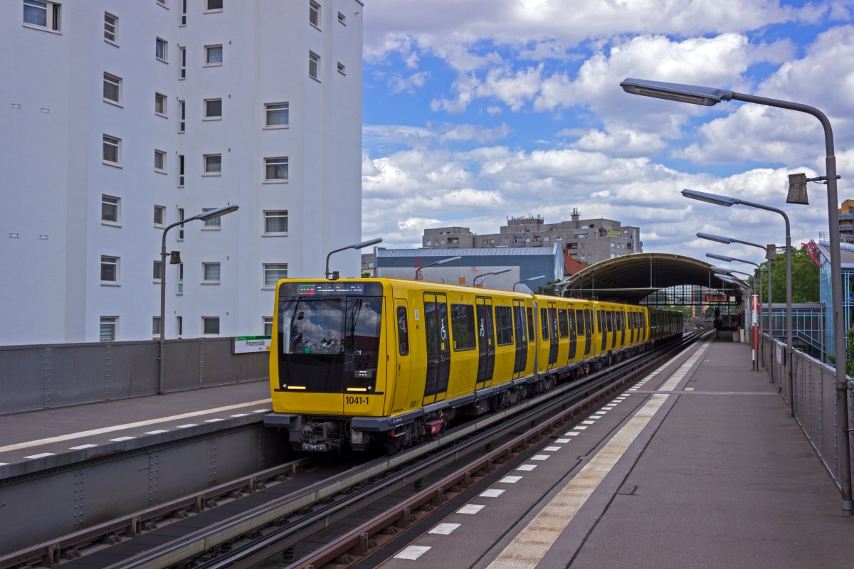 Wagen 1041 und ein weiteres Exemplar der modernsten Berliner U-Bahn-Baureihe erreichen am 30.06.2020 auf der bauzeitlich eingerichteten Linie U12 den Bahnhof Prinzenallee.