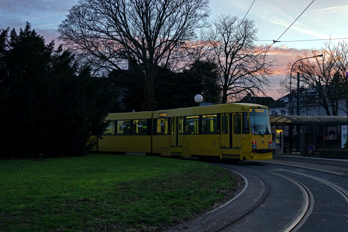 Wagen 1154 der Ruhrbahn steht an der Endstelle Bredeney bereit und wartet auf die Abfahrt als Linie 107 in die Essener Innenstadt.