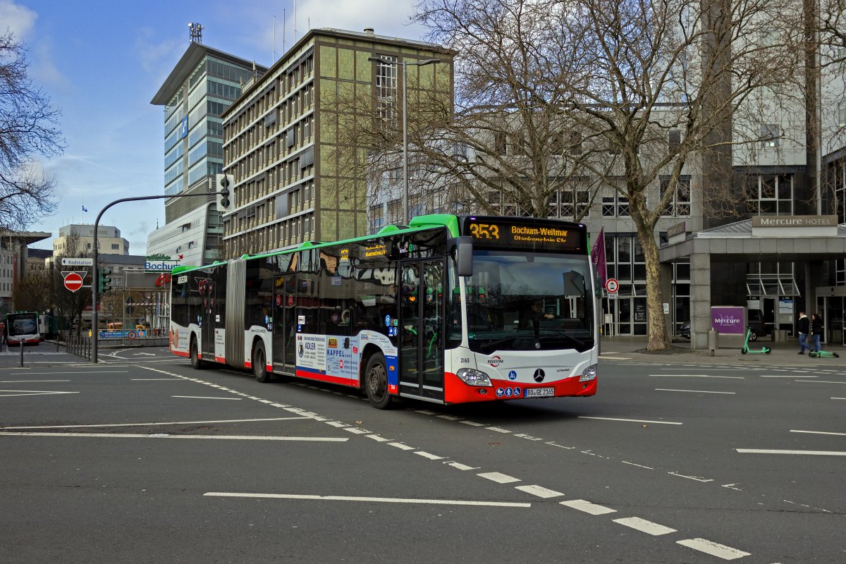 Wagen 2165 passiert auf dem Weg nach Bochum-Weitmar den Bochumer Hauptbahnhof, dessen Gleisanlagen der Bus wenige Meter weiter unterqueren wird.