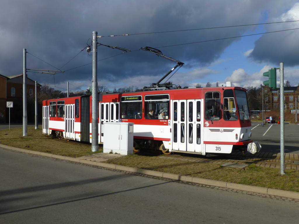 Wagen 315 auf dem Bahnhofvorplatz in Gotha, schon umgeschildert zur Linie 1 Richtung Krankenhaus, 11.2.16