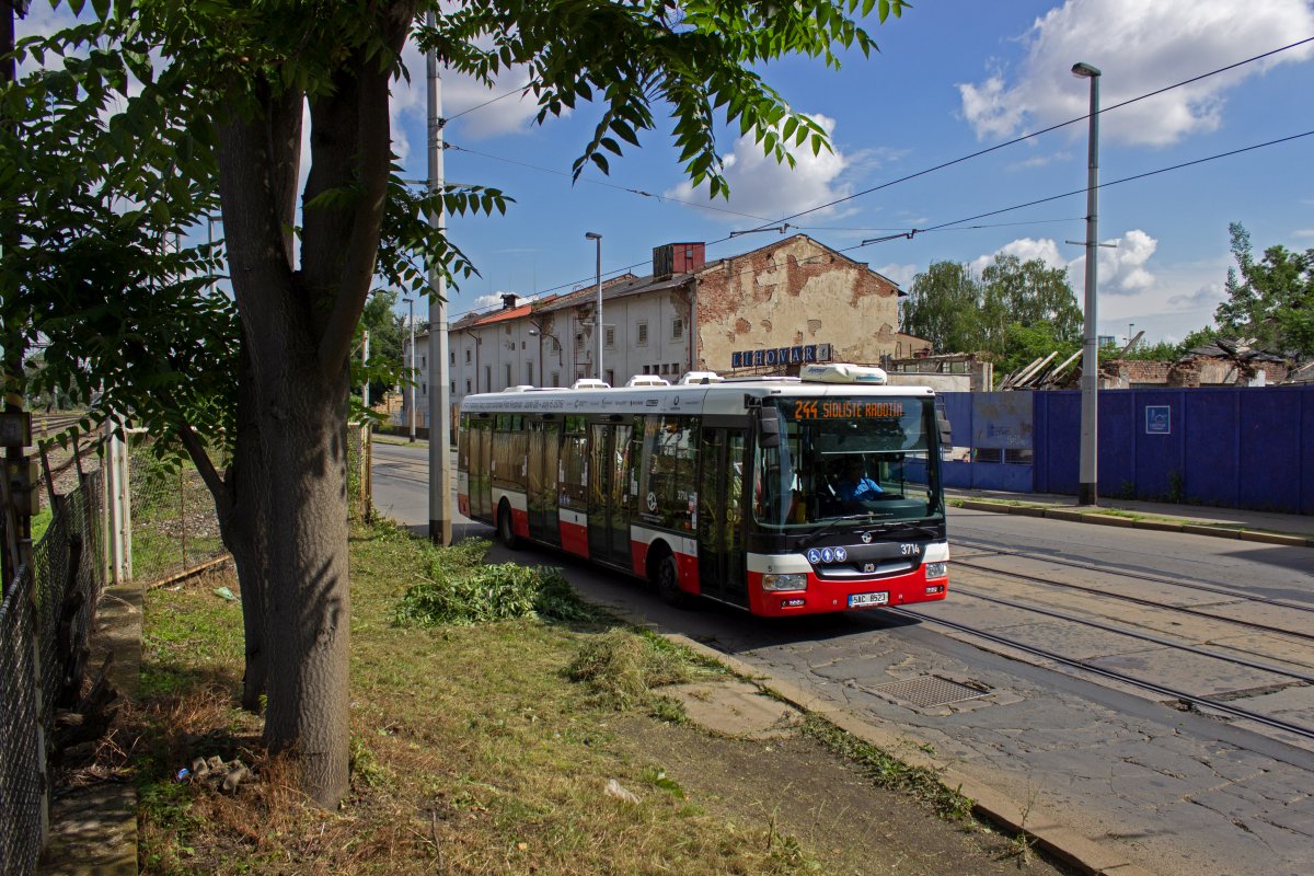 Wagen 3714 ist als Linie 244 auf dem Weg nach Radotn im uersten Sden Prags.