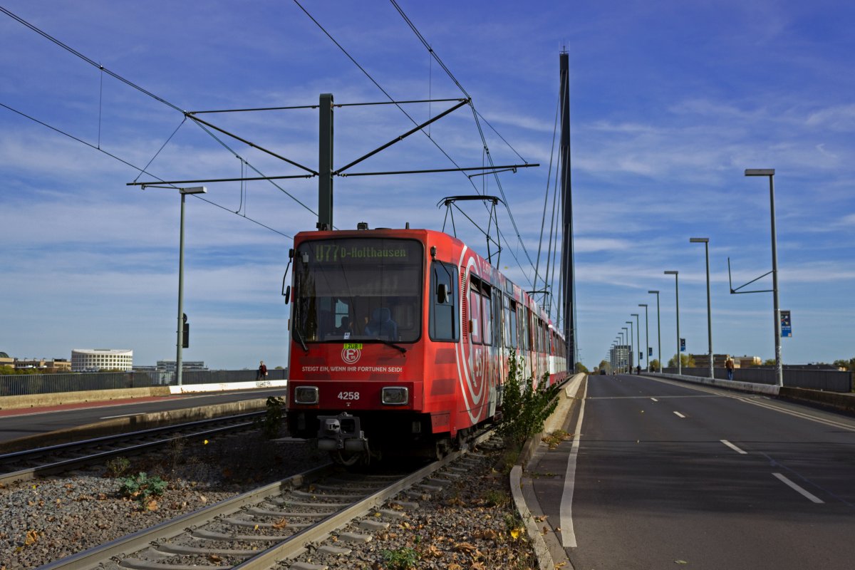 Wagen 4258 wirbt fr den lokalen Fuballverein Fortuna Dsseldorf und trgt auf den Fahrzeugfronten auerdem einen Hinweis auf das installierte Zugsicherungssystem ZUB, das im Stadtbahntunnel das System LZB ersetzen soll, das seit der Inbetriebnahme im Einsatz ist.