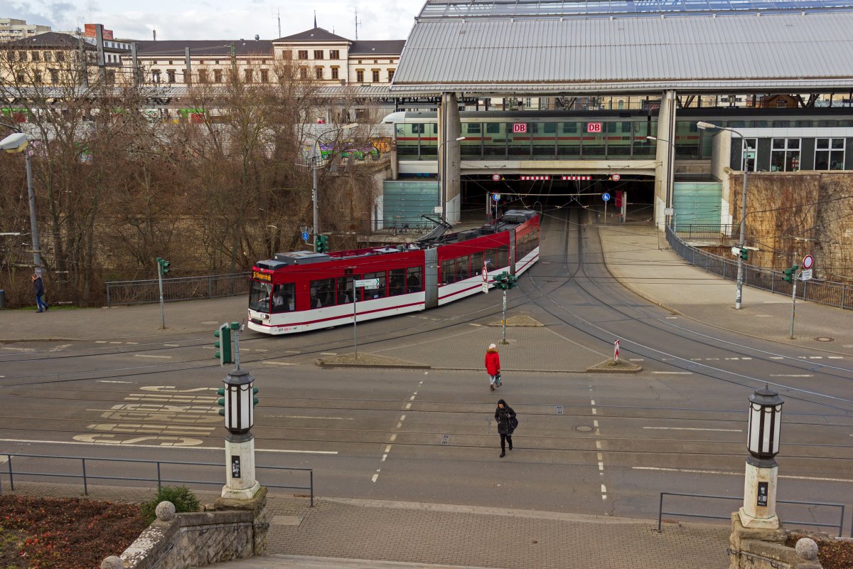 Wagen 611 fhrt als Linie 6 zur Steigerstrae aus der Unterfhrung am Erfurter Hauptbahnhof aus.