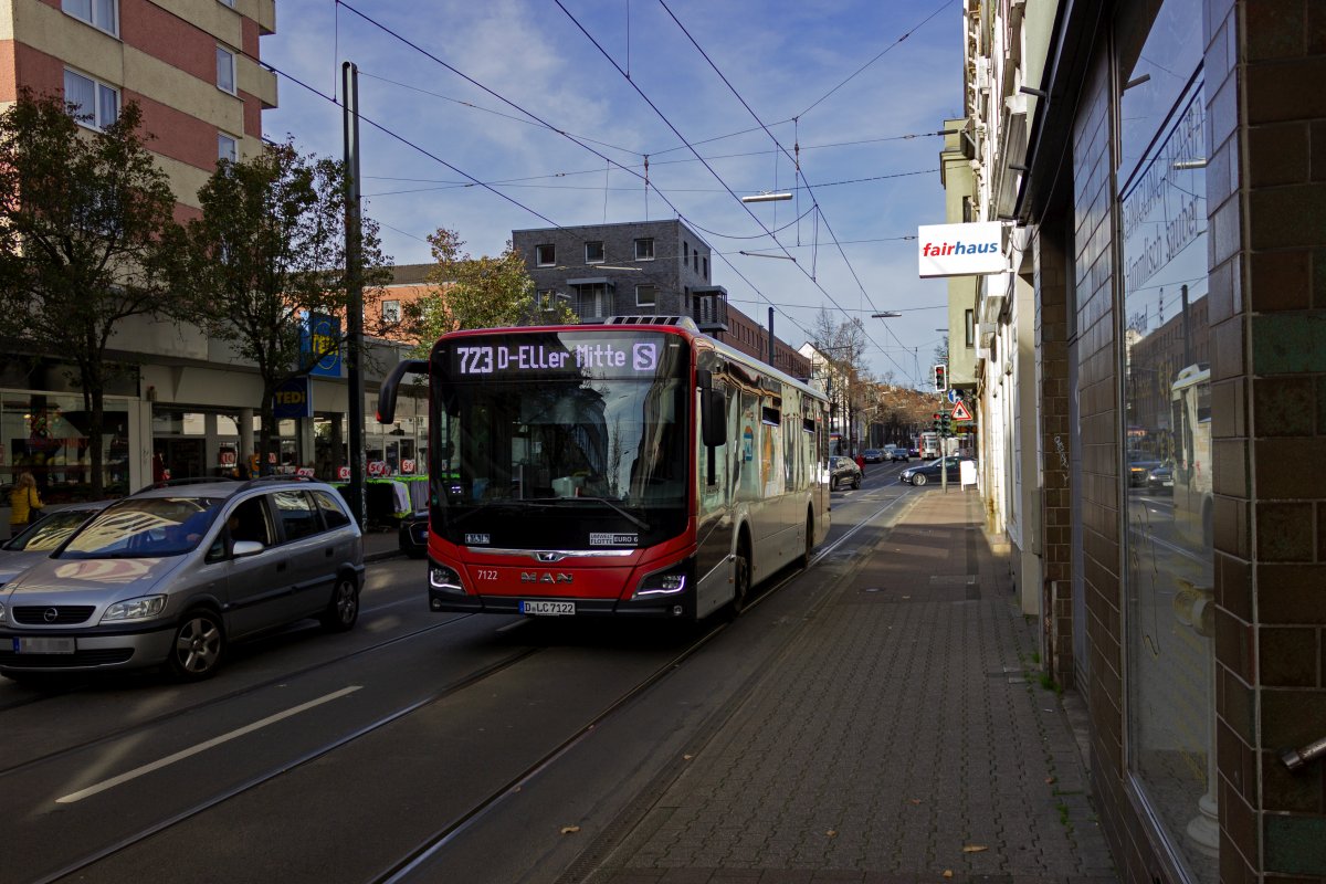 Wagen 7122 der Rheinbahn berholt am 27.10.22 ein einparkendes Auto nahe des Stadtzentrums von Dsseldorf-Eller.