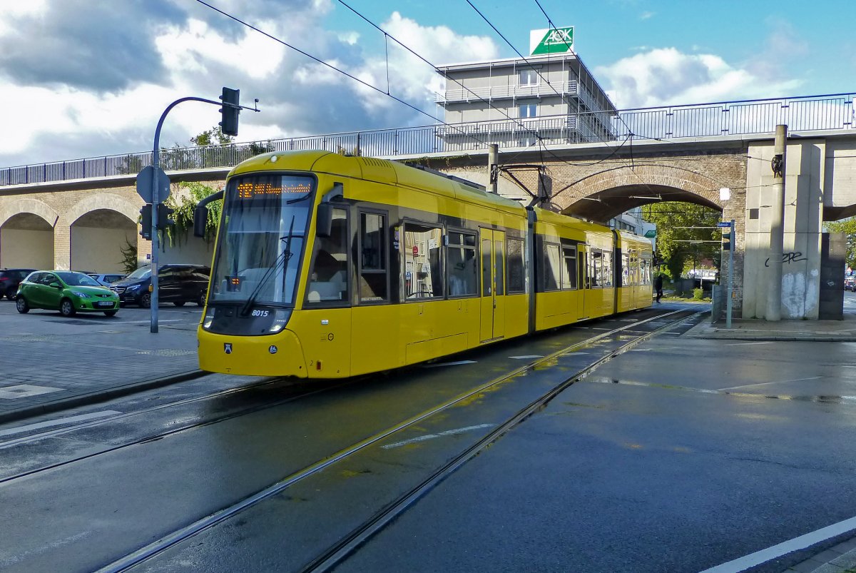 Wagen 8015 unterquert die ehemalige Eisenbahnstrecke, die heute den Ruhrgebiets-Radschnellweg bildet und wird in Krze die zentrale Umsteigestation Stadtmitte erreichen.
