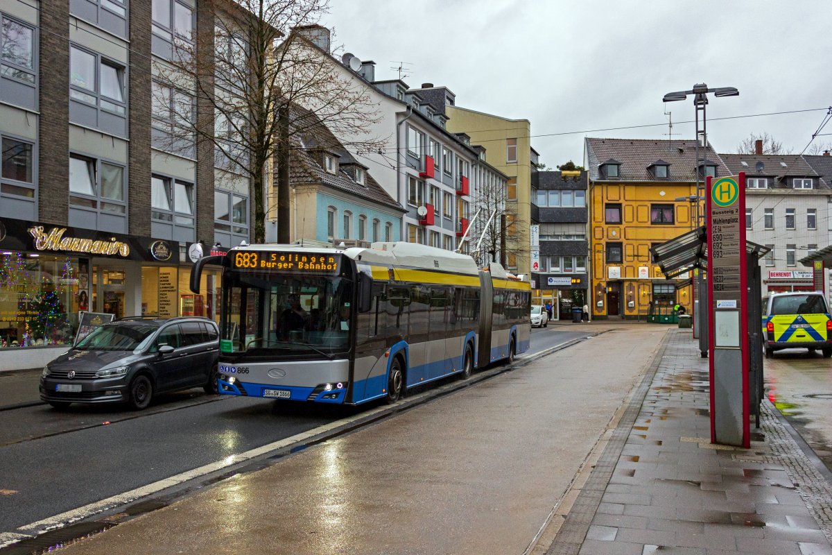 Wagen 866 aus der jngsten Serie Solaris Trollino fr die Solinger Stadtwerke passiert auf der Linie 683 nach Burg die Haltestelle Mhlenplatz.