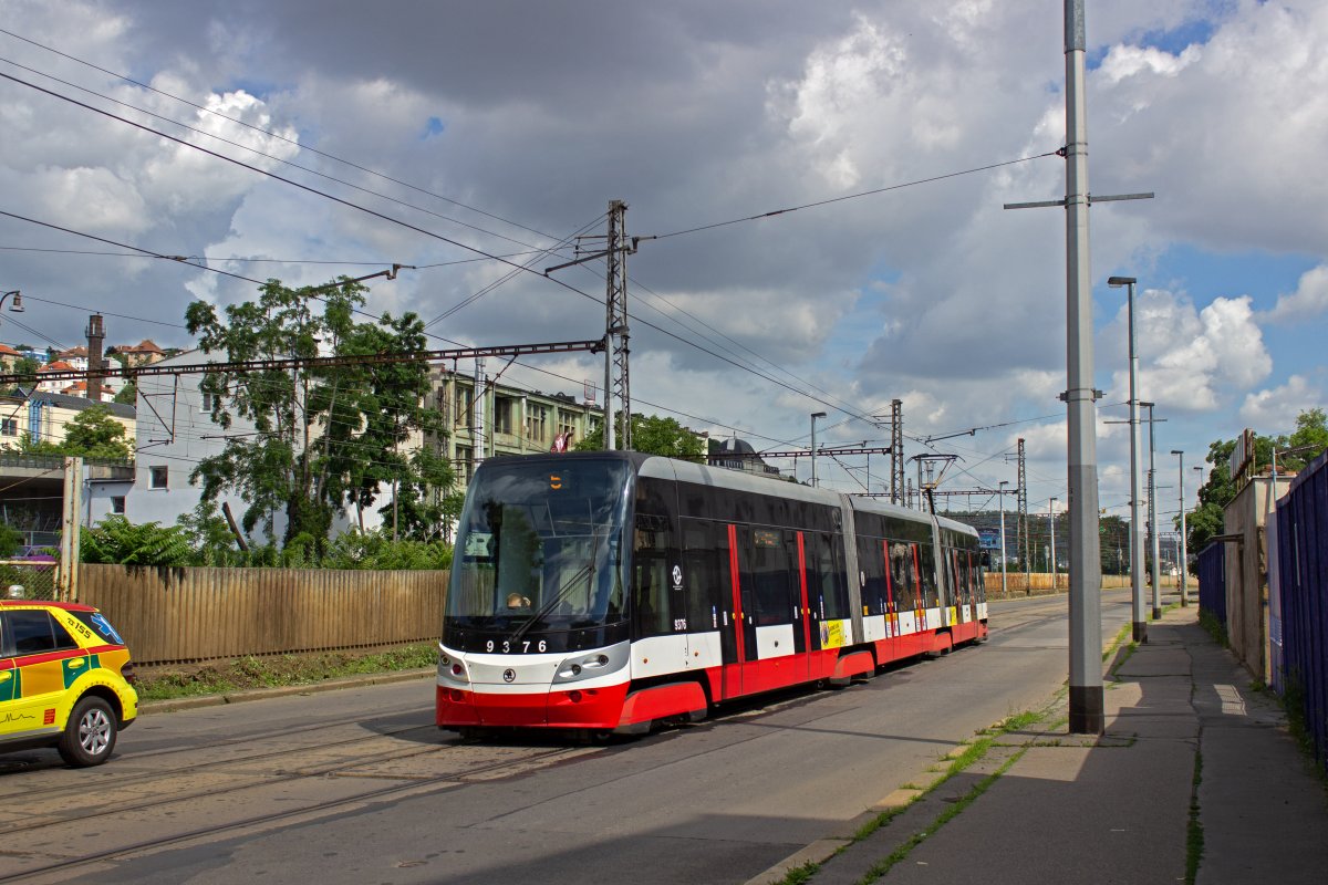 Wagen 9376 als Linie 5 nahe der Haltestelle ČSAD Smchov.