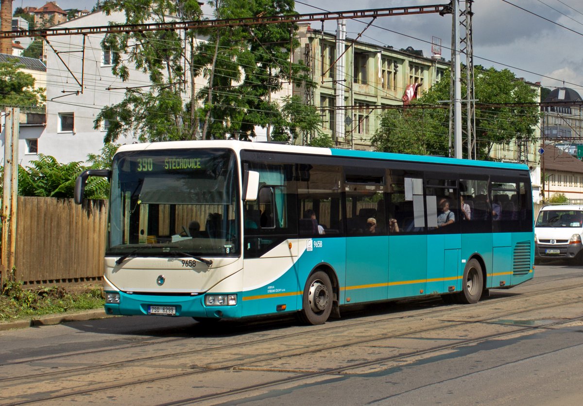 Wagen 9658 von Arriva Středočesky hat als Linie 390 soeben die Reise nach těchovice begonnen. Die Fahrt fhrt Richtung Sden an der Moldau entlang. 