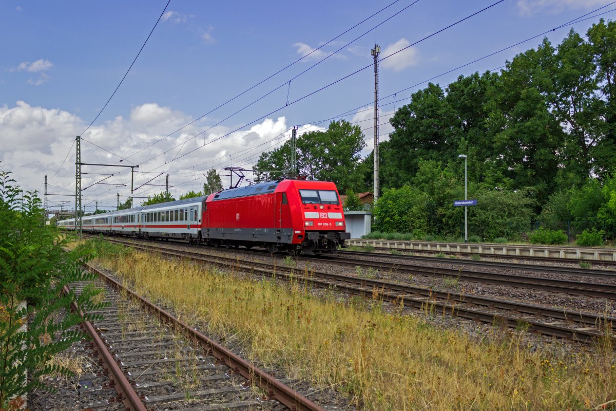 Wegen Bauarbeiten an der Schnellfahrstrecke zwischen Stendal und Berlin wird ein Teil der IC von Berlin nach Amsterdam ber Magdeburg und Braunschweig umgeleitet. Mit einem solchen Zug ist 101 006 am 21.07.2022 in Niederndodeleben unterwegs in die Hauptstadt.