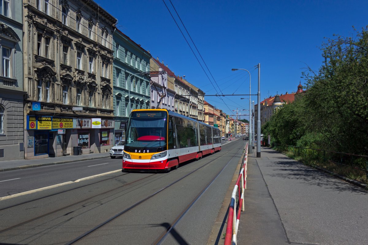 Wegen Bauarbeiten konnte im Juni 2019 die Strecke zur Endstelle Sdlitě Řepy am Bahnhof Praha-Zlčin nicht befahren werden und die Linien 9 und 10, so wie hier TW 9428 endeten auf dem Betriebshof Motol.