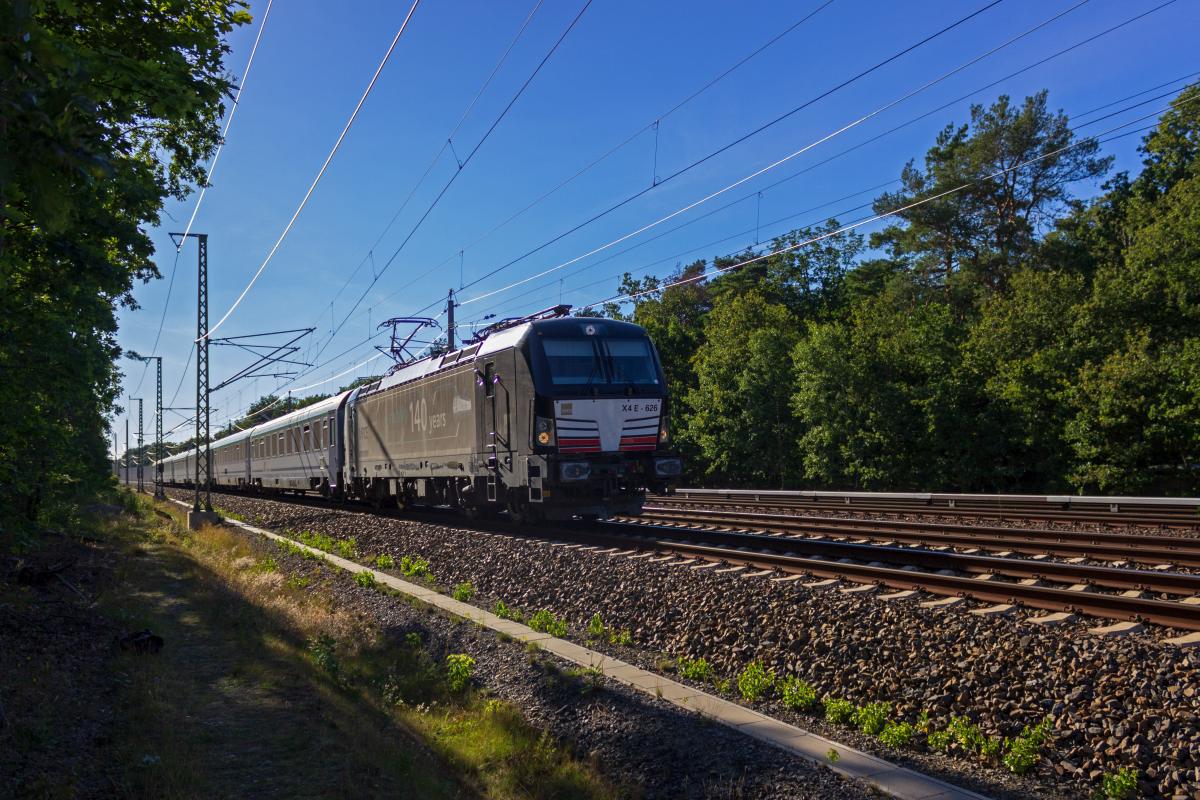 Wegen eines Mangels an den eigenen Taurus-Lokomotiven hat PKP Intercity dezeit 193 626 von MRCE angemietet, die hier mit EC 249 nach Warschau durch Friedrichshagen fhrt. Die Lok wirbt - auf diesem Bild kaum erkennbar - fr das 140. Jubilum elektrissch angetriebener Fahrzeuge von Siemens.