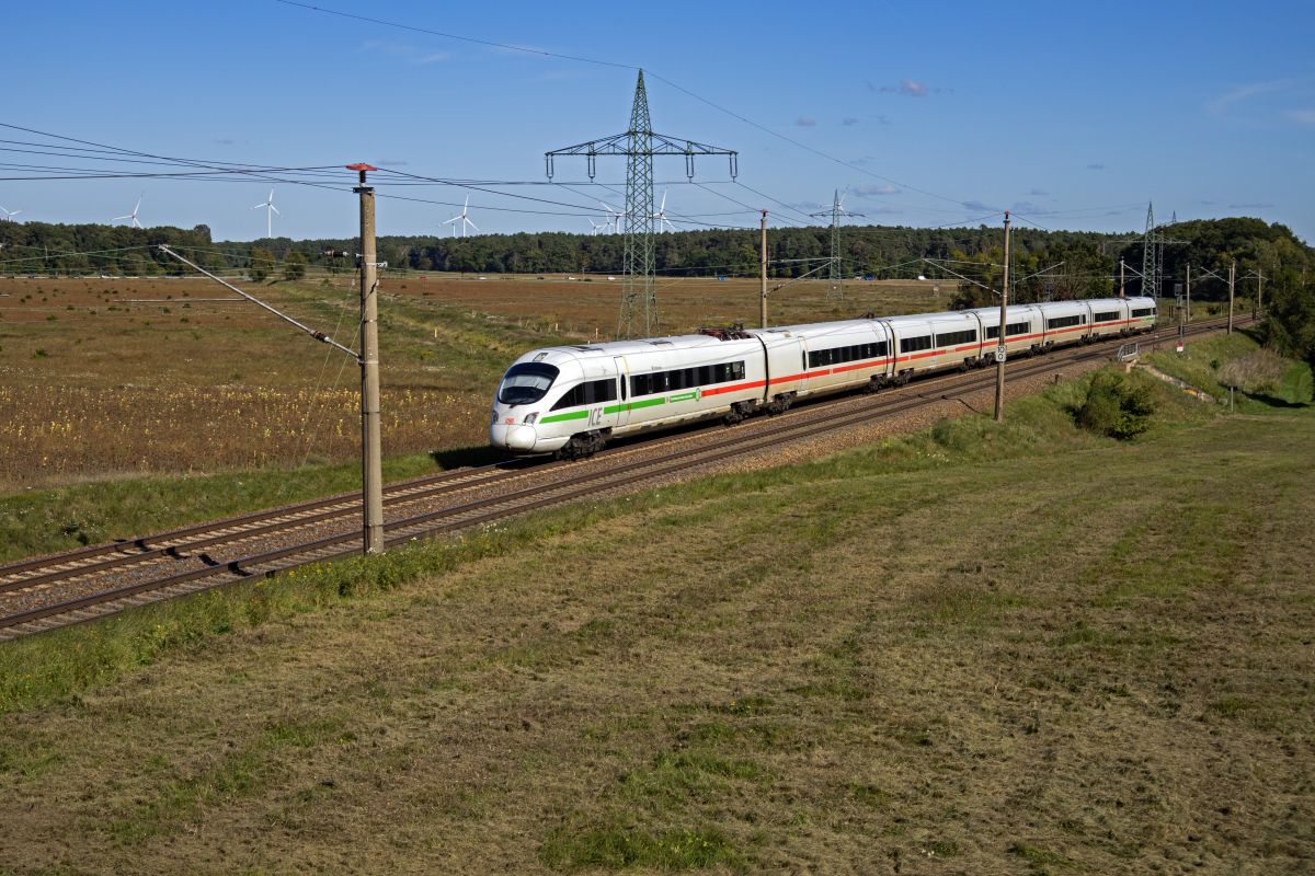 Wie so oft, ließ sich auch am 24.09.25 ein ICE auf dem südlichen Berliner Außenring blicken. 411 077, der noch den grünen Streifen mit Hinweis auf die Klimafreundlichkeit der Bahn trägt, war vermutlich als Umleiter unterwegs, da auf der Anhalter Bahn in Richtung Leipzig Ende September längere Bauarbeiten starteten. Wie so oft, ließ sich auch am 24.09.25 ein ICE auf dem südlichen Berliner Außenring blicken. 411 077, der noch den grünen Streifen mit Hinweis auf die Klimafreundlichkeit der Bahn trägt, war vermutlich als Umleiter unterwegs, da auf der Anhalter Bahn in Richtung Leipzig Ende September längere Bauarbeiten starteten.