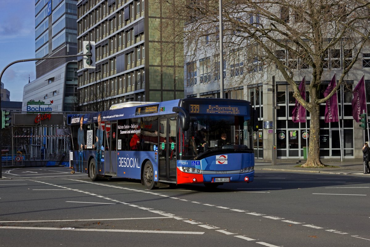 Zu den lteren bei der BoGeStra noch im Einsatz befindlichen Bussen gehrt dieser Solaris mit der Betriebsnummer 1211, der am 27.12.22 auf der Linie 339 in Richtung Ruhr-Universitt unterwegs ist.