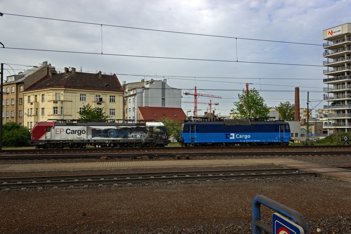 Zwei Generationen von Gterzuglokomotiven waren am 23.04.24 im Bahnhofsbereich Praha-Libeň abgestellt: 363 518 von ČD Cargo als Vertreterin der klassischen koda-Lokomotiven neben dem modernen Vectron 383 065 des privaten Unternehmens EP Cargo.