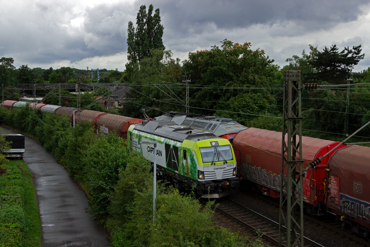 Zwei Lokomotiven aus vllig verschiedenen Generationen treffen sich in der Nhe des Bahnhofs Oberhausen-Osterfeld. Whrend 232 669 in Richtung Duisburg ausfhrt, erreicht 248 034 von Captrain in Krze den Rangierbahnhof.