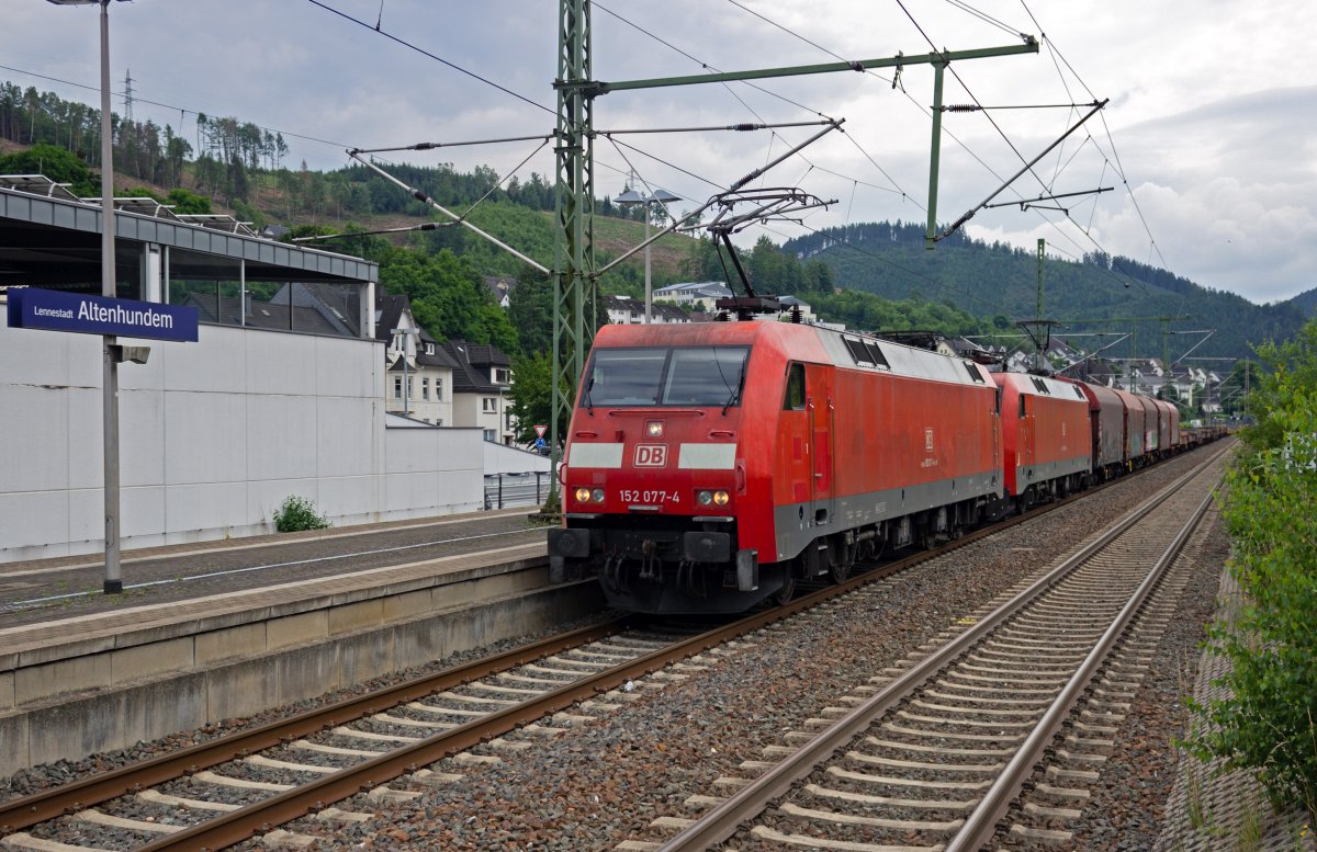 Zwei Lokomotiven der Baureihe 152, 152 077 und 152 050, hatten am 09.07.21 die Aufgabe, diesen Gterzug ber die Ruhr-Sieg-Strecke in Richtung Hagen zu befrdern, hier bei der Durchfahrt in Altenhundem.