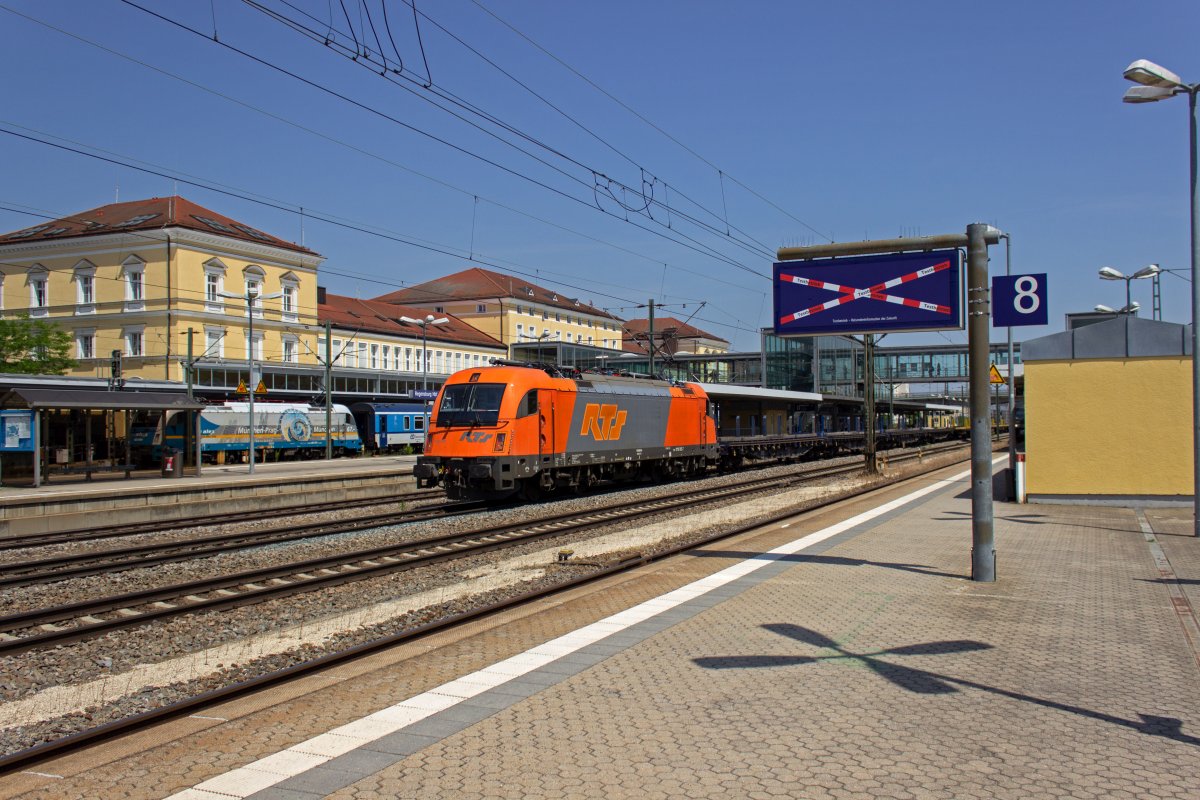 Zwei Lokomotiven des Siemens-Typs ES64U4 am 26.06.19 in Regensburg. 1216 902 von RTS hat auf dem Durchfahrgleis einen Langschienentransport am Haken, whrend im Hintergrund 183 004 einen ALEX aus Mnchen am Bahnsteig zum Halten gebracht hat.
