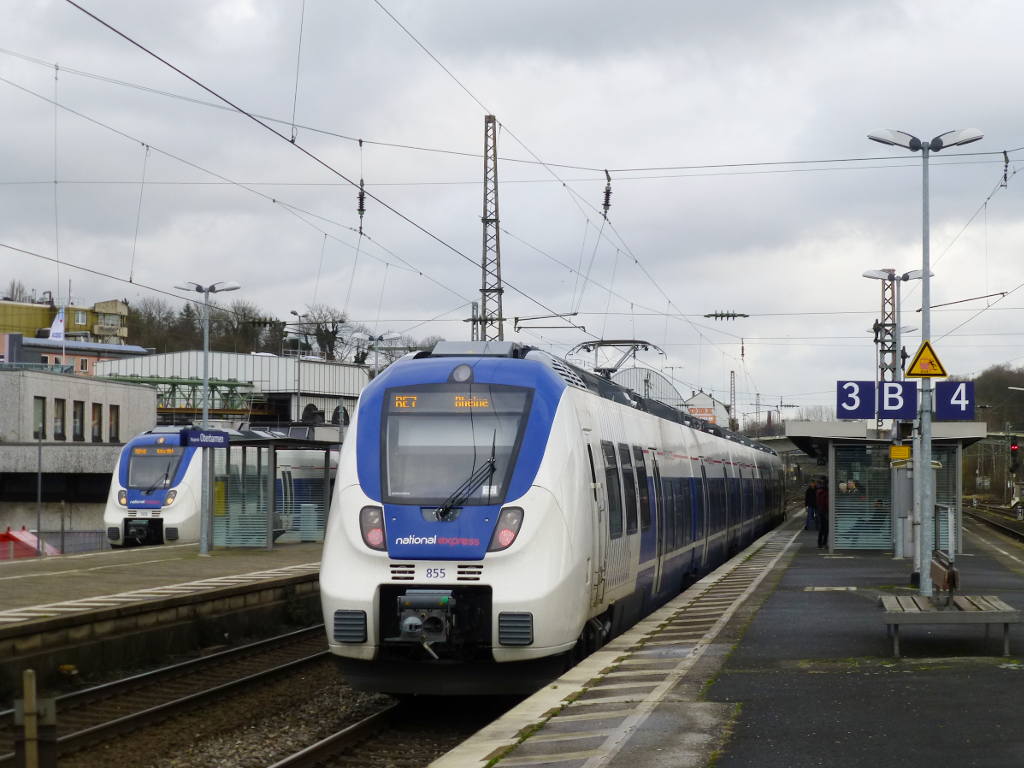 Zwei National Express Talente in Oberbarmen: 355 als RE7 nach Rheine und RB48 nach Kln mit 442 368 im Hintergrund auf Gleis 1, 23.12.15