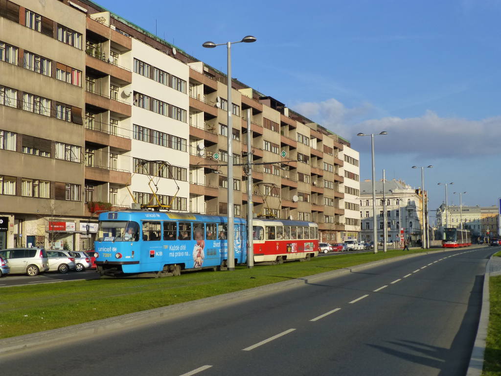 Zwei T3 der DPP auf der Linie 1 nach Sídliště Petřini am Letnapark bei Sparta. Im Hintergrund steht eine T15 an der Ampel.