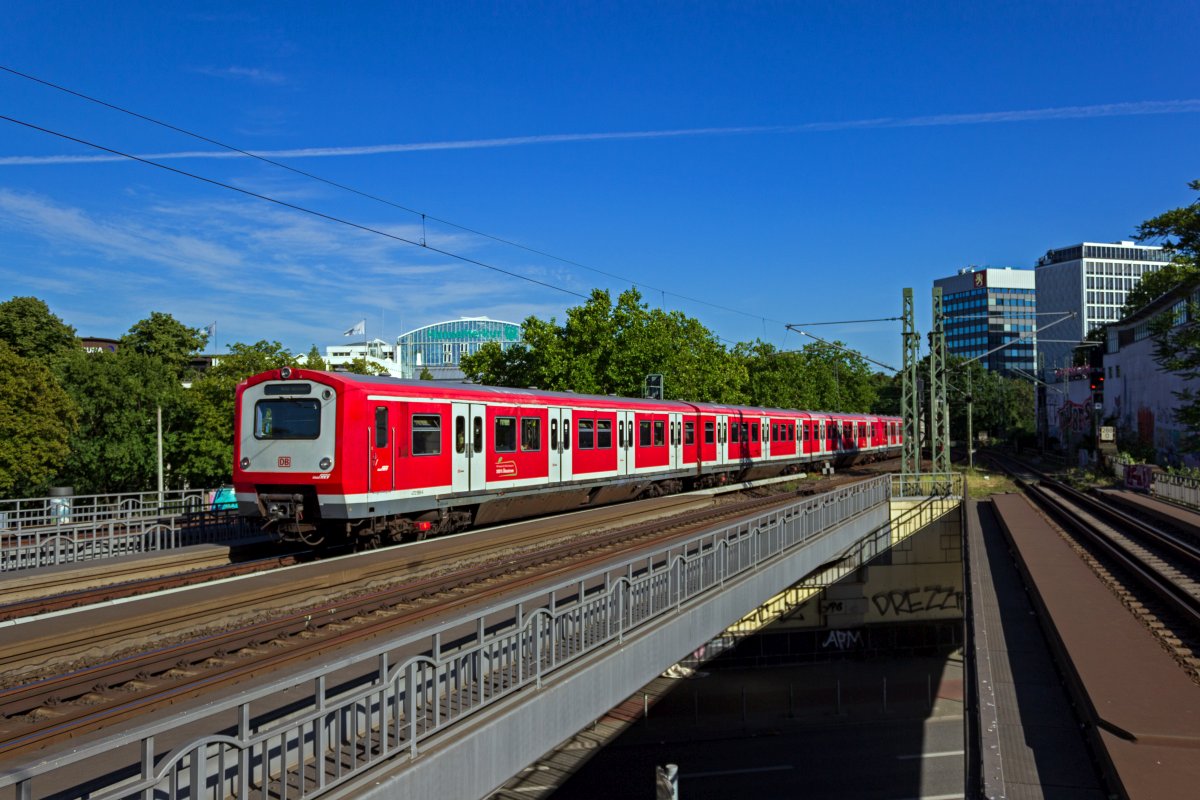 Zwei Triebzge der Baureihe 472, die Einheiten 060 und 058 verlassen als S11 nach Poppenbttel am 05.08.2020 Hamburg-Dammtor. 472 060 ist seitdem verschrottet worden. Der Zug fand sein Ende im Oktober 2021 beim Recyclingunternehmen Bender in Opladen.