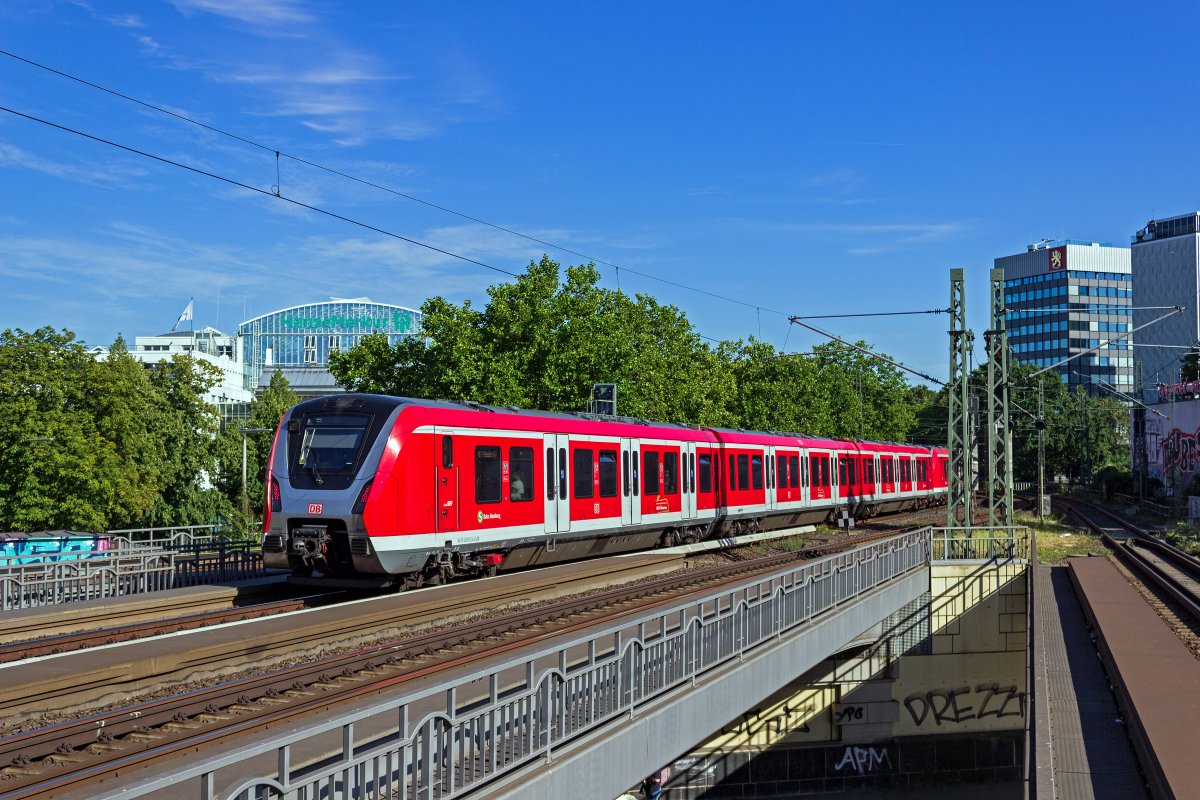 Zwei Zge der Baureihe 490, darunter der auch unter Wechselstrom einsetzbare 490 124, sind am 05.08.2020 in der Hamburger Innenstadt unterwegs.