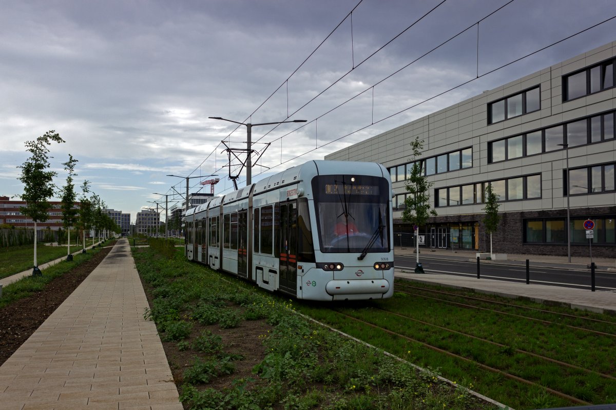Zwischen den Haltestellen O-Werk und Max-Planck-Institut ist TW 505 der Bogestra auf der Linie 302 in Richtung Gelsenkirchen unterwegs.