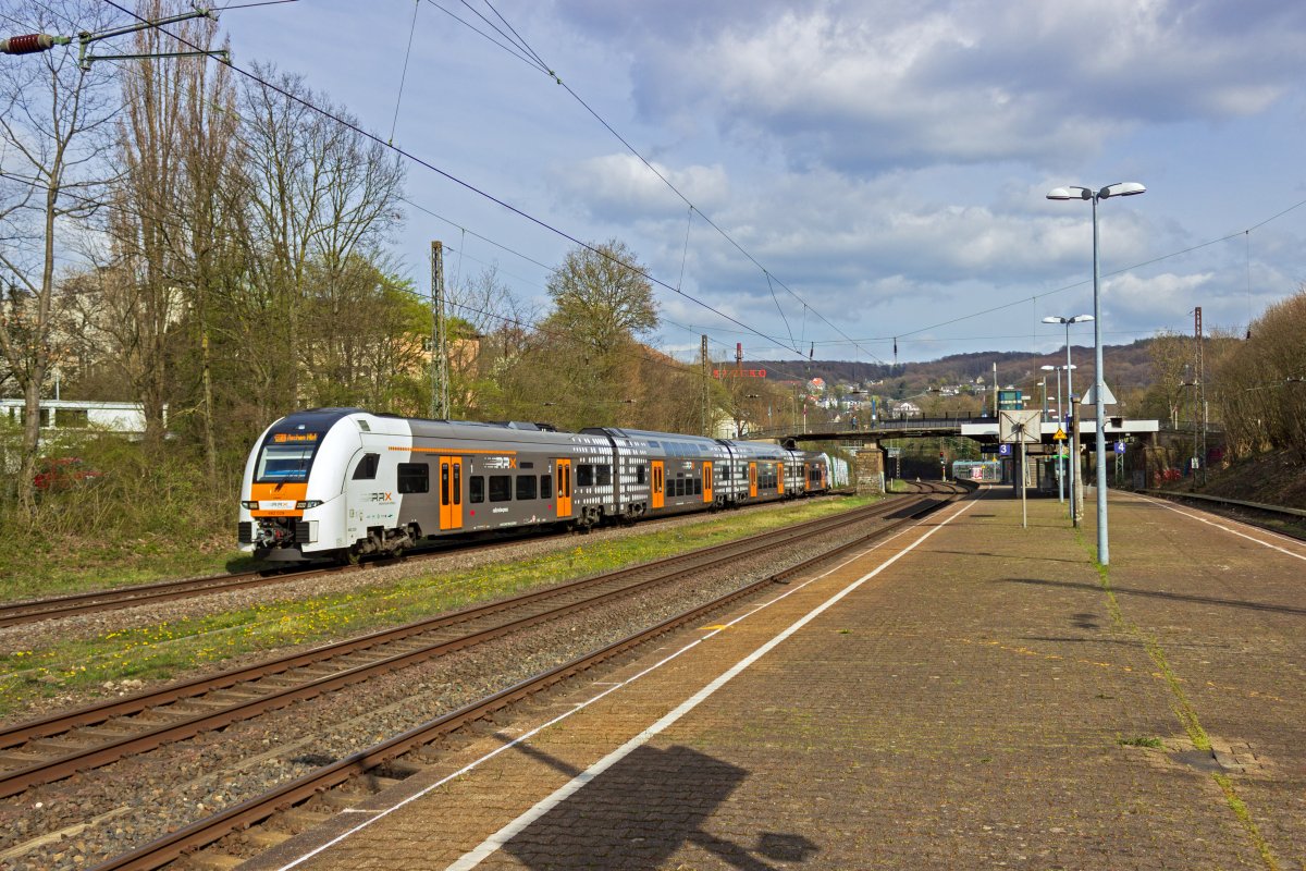 Zwischen den Hauptgleisen der Fernbahn lag im Haltepunkt Wuppertal-Sonnborn einst ein Bahnsteig. 462 029 zeigt, an welcher Position die Zge einst anhielten. Heute ist der nchste Halt der Regionalzge Vohwinkel.