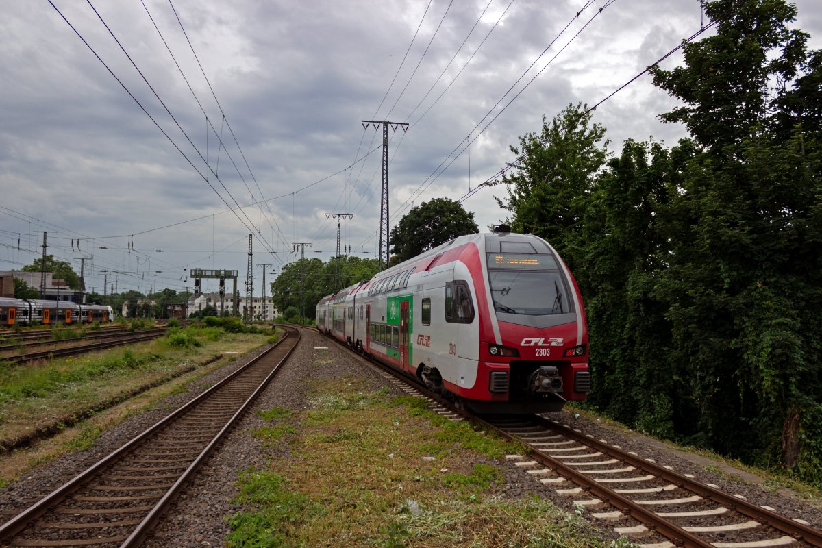 Zwischen NRW und Luxembourg besteht einmal tglich eine direkte Bahnverbindung in Form eines ber Koblenz hinaus verlngerten RE der Moselstrecke, der im nrdlichen Teil als IC5106 unterwegs ist. Am 08.07.21 war der CFL-Triebwagen 2303 auf der Strecke im Einsatz.