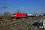 Einen modellbahntauglichen Zug mit nur 8 Kesselwagen hatte 185 170 am 10.03.25 zu befrdern, hier bei der Durchfahrt in Saarmund.