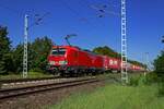 Mit einem Containerzug, der berwiegend mit Containern einer einzelnen Spedition beladen ist, fhrt 193 375 auf dem Berliner Auenring in Richtung Westen.