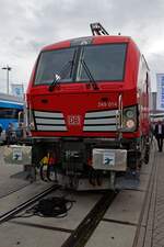 Nachdem zwei Jahre zuvor eine Vorserienlokomotive der Baureihe 2249 ausgestellt worden war, war auf der InnoTrans 2024 die Serienlok 2249 014 von DB Cargo zu sehen. Die ersten dieser Dual Mode light-Lokomotiven sind mittlerweile an verschiedenen DB C ...