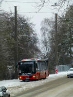 Rheingold-Bus W-RR 2110 wartet am verschneiten 8.