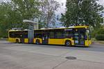 Whrend der Inbetriebnahme der neuen Elektrobusse kommen auf der Linie 200 auch nach wie vor Dieselbusse zum Einsatz. Wagen 4969 stammt aus der jngsten Generation Des Herstellers Mercedes-Benz, der derzeit Gelenk- wie Solobusse in Groserien nach Berlin liefert.