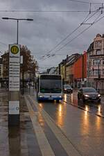 citaro-facelift/764317/der-dieselbus-fuhrpark-der-solinger-stadtwerke-besteht Der Dieselbus-Fuhrpark der Solinger Stadtwerke besteht aus Citros in verschiedenen Lngen. Wagen 751 erreicht am 28.12.21 die Haltestelle Rathaus.