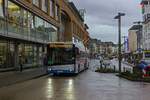 Wagen 865 der Solinger Stadtwerke war am 28.12.21 auf der Linie 683 zwischen Solingen-Burg und Wuppertal-Vohwinkel im Einsatz, hier an der Haltestelle Mhlenplatz in der Solinger Innenstadt.