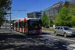 Auf der neuen Trolleybuslinie zum Flughafen ist am 27.04.24 der Doppelgelenkbus 413 unterwegs zum Bahnhof Veleslavn, der in Krze erreicht werden wird.