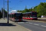 In der Nhe des Straenbahnbetriebshofs Vokovice liefern sich der Doppelgelenkobus 416 auf der Linie 59 und Straenbahnwagen 9289 auf der Linie 20 ein Wettrennen.