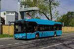 In der N�he des Stra�enbahn-Betriebshofs Moravsk� Ostrava (das Betriebsgleis im Vordergrund kommt von dort) hat der Verkehrsbetrieb dpo drei Ladepantografen f�r Elektrobusse installiert. Wagen 5017 tankt an der S�ule A seine Akkus auf, bevor es auf d ...